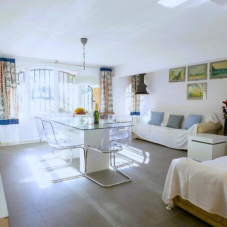 Suitur Beachfront Apartment Roc De Sant Gaieta Roda de Bara Bagian luar foto